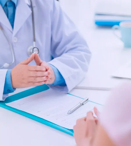 Девушка на консультации у врача